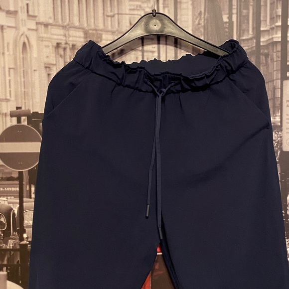 Lululemon On The Fly pants with tote shopping bag - Picture 3 of 11